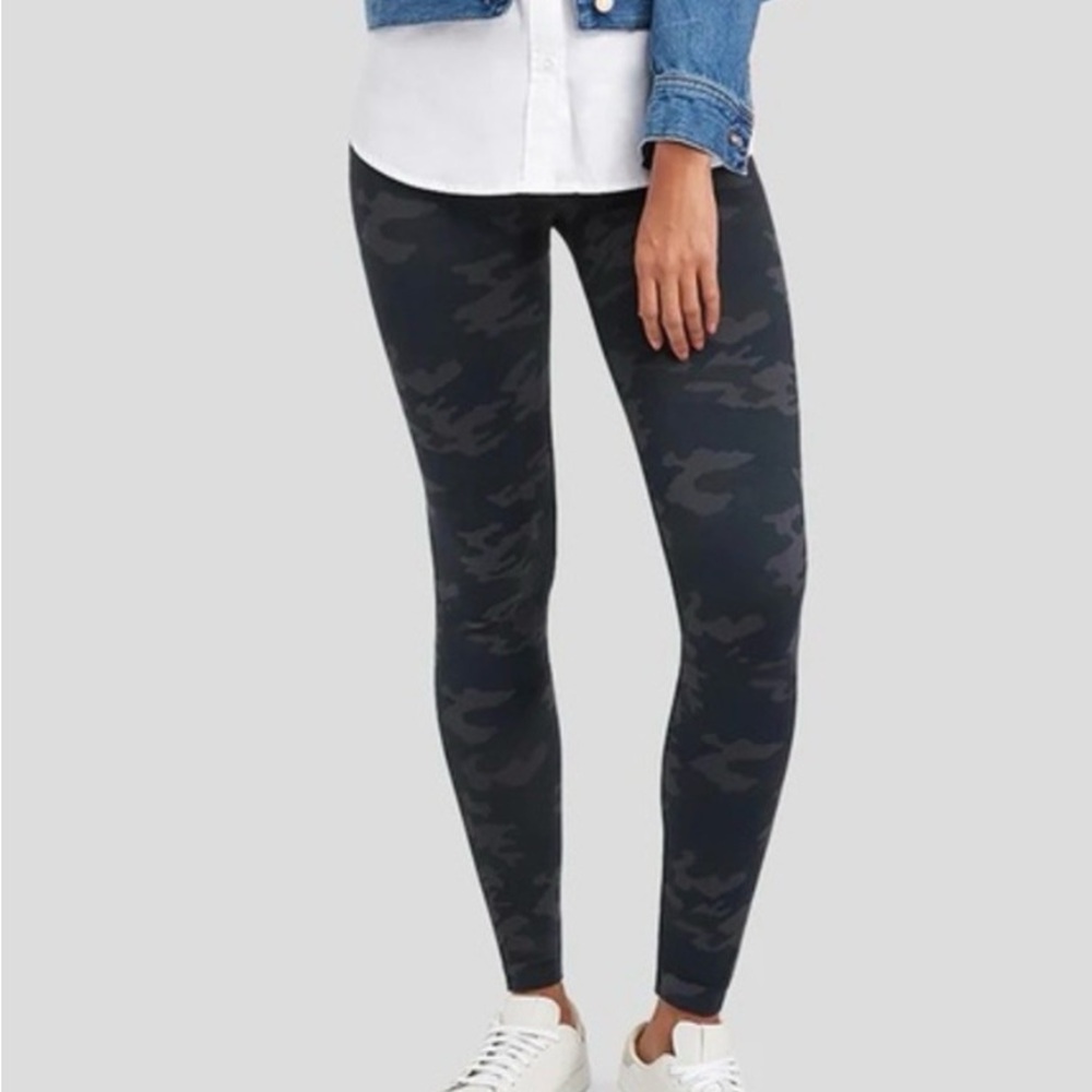 SPANX Look at Me Now Seamless Camo Leggings Womens Medium Gray camouflage print